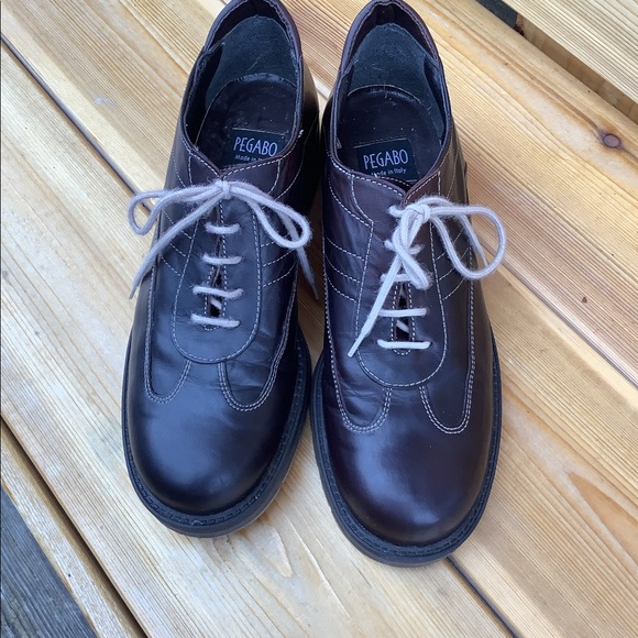 Leather chocolate brown shoe - Picture 2 of 4